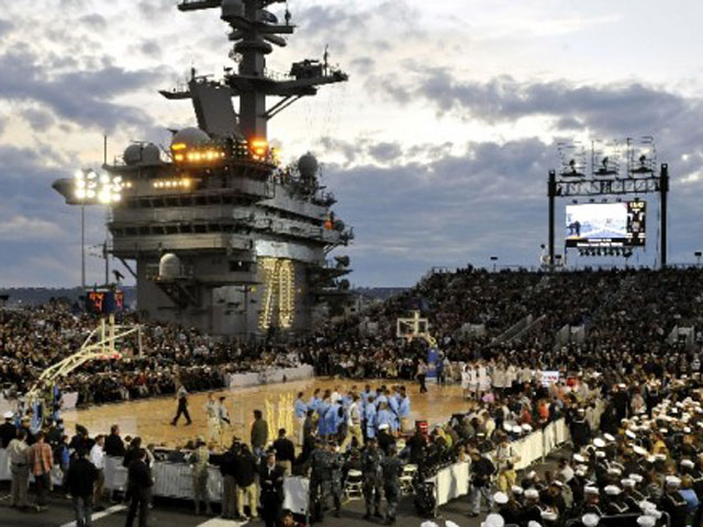 Американские студенты провели баскетбольный матч на военном авианосце 