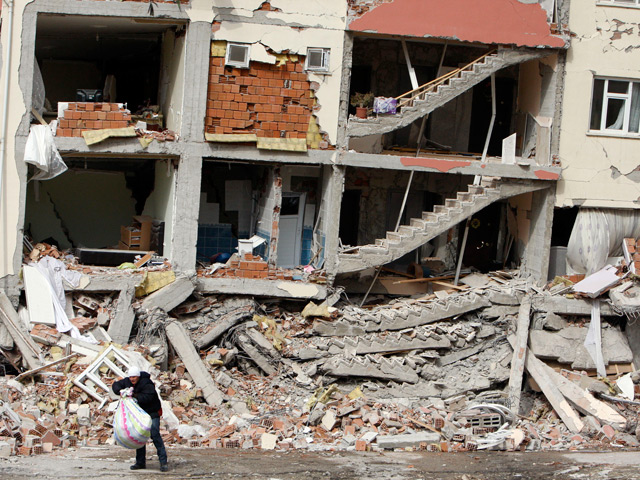 Число жертв землетрясения, произошедшего в турецкой провинции Ван в среду, увеличилось до 40 человек