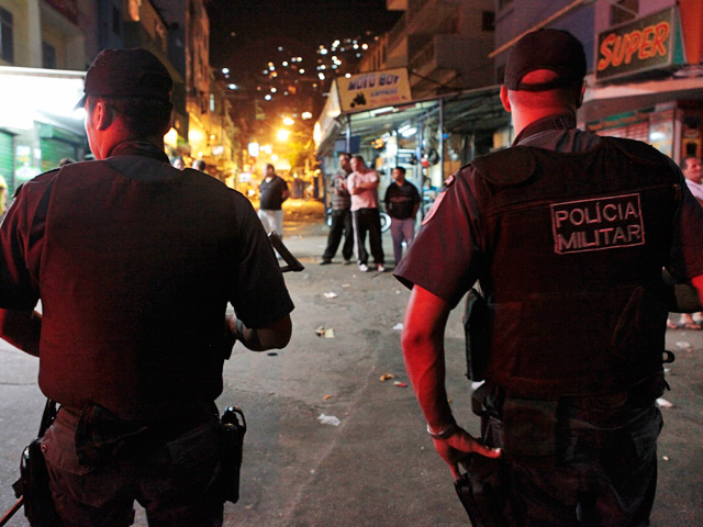 Подразделения армии и полиции Бразилии в результате проведения масштабной спецоперации в воскресенье взяли под контроль крупнейший трущобный район Рио-де-Жанейро