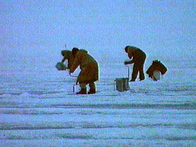 В Татарстане полторы сотни рыбаков унесло на отколовшейся льдине в Волгу