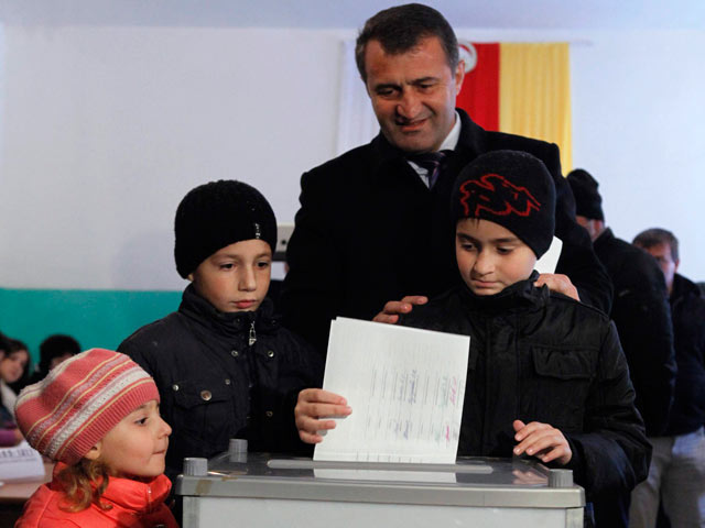 Анатолий Бибилов набрал 25,44% голосов