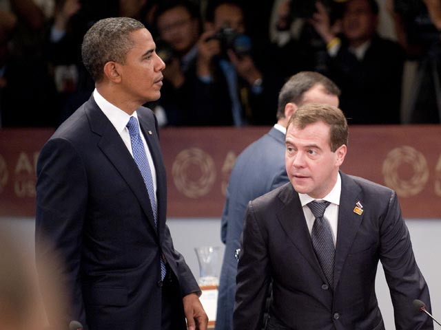 Барак Обама поднимал иранский вопрос на встречах с Дмитрием Медведевым и Ху Цзиньтао в рамках саммита АТЭС на Гавайях. Но российский и китайский лидеры предпочитали отмалчиваться