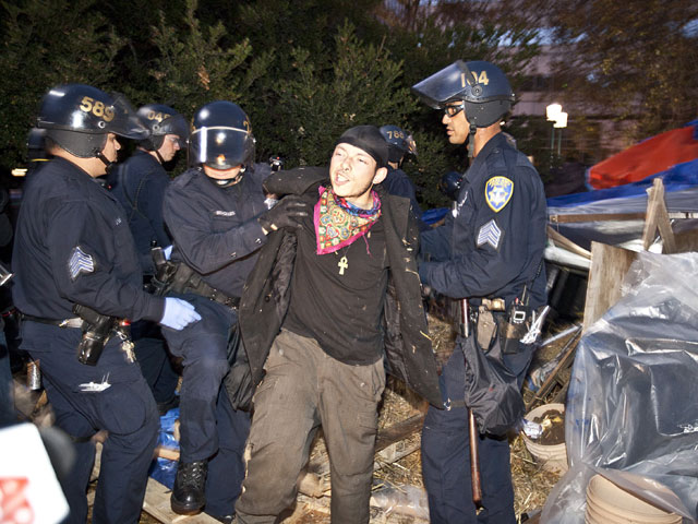 Полиция снесла палаточный городок сторонников общественного движения "Оккупируй Уолл-стрит" в американском городе Окленд (штат Калифорния)