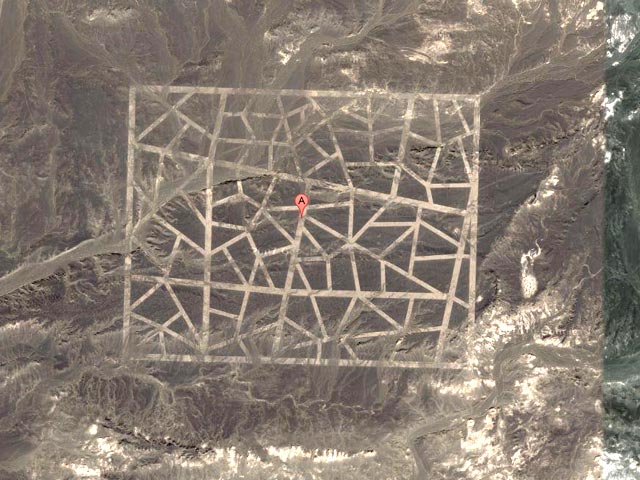 На спутниковых фотоснимках Google, находящихся в открытом доступе, обнаружили целый ряд загадочных сооружений в пустыне Гоби в Китае - гигантские полосы, круги и нечто похожее на аэродром