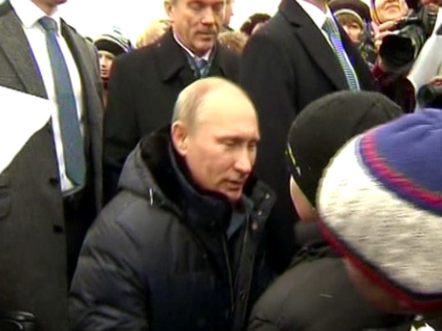 Премьер-министр РФ Владимир Путин, который находится в Белгородской области, пообщался с жителями села Головчино
