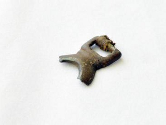 Обломок бронзовой пряжки, отлитой около 1,5 тыс. лет назад, обнаружен во время археологических раскопок на мысе Эспенберг полуострова Сьюард (штат Аляска)