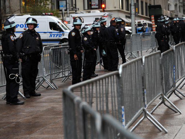 Верховный суд штата Нью-Йорк разрешил участникам движения "Оккупируй Уолл-стрит" вернуться в парк Зукотти в Нижнем Манхэттене, откуда они были изгнаны полицией, однако без палаток и спальных мешков