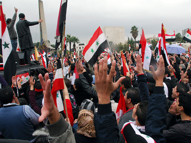 Сторонники сирийского президента Башара Асада в среду напали на посольство Объединенных Арабских Эмиратов и Марокко в Дамаске
