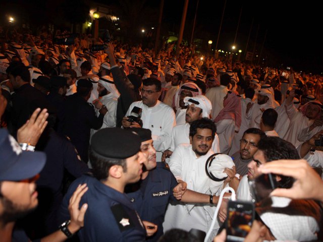 Несколько десятков человек ворвались в здание парламента Кувейта после того, как силы безопасности не пропустили сотни манифестантов к дому премьер-министра страны шейха Насера аль-Мухаммеда ас-Сабаха