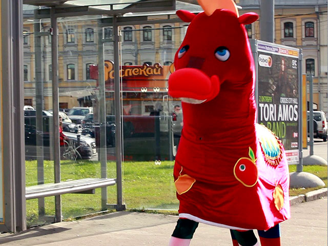 17 ноября Минздрав РФ выпустил на улицы Москвы нового супергероя - борца с курением Коня Долбака