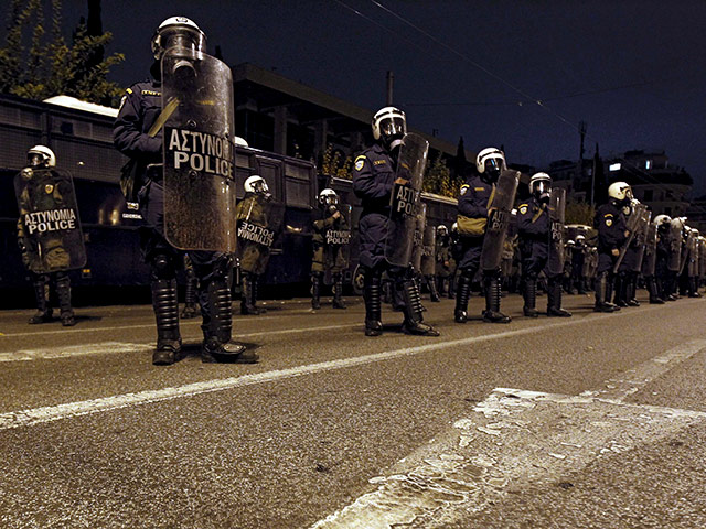Группы анархистов вступили в четверг вечером в столкновения с полицией перед парламентом Греции