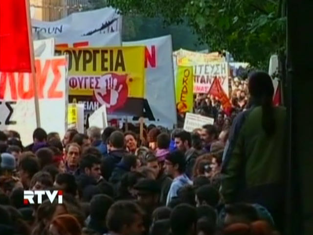 В столице Греции Афины около 30 тысяч человек приняли участие в четверг в выступлениях по случаю 38-й годовщины студенческого восстания против хунты "черных полковников"