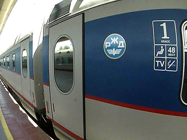 Более 600 пассажиров поезда "Невский экспресс" сообщением Санкт-Петербург - Москва были эвакуированы в пятницу днем из состава из-за анонимного звонка о заложенном в поезде взрывном устройстве