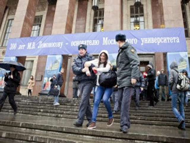Полиция задержала студентов МГУ, протестовавших против участия Студенческого союза университета в политических акциях