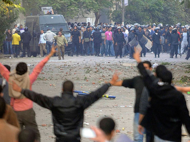 В Египте резиновыми пулями и газом разогнали протестующих на центральной площади Каира