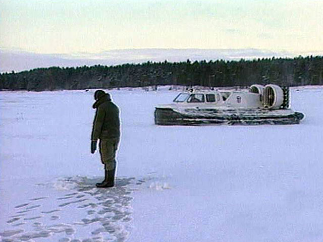 В Татарстане второе воскресенье подряд в одном и том же месте реки Камы откалывается лед, и рыбаков приходится вывозить спасателям