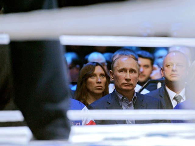 Путина спасают от позора на бое Емельяненко: после вырезанного свиста зрителей появились странные объяснения
