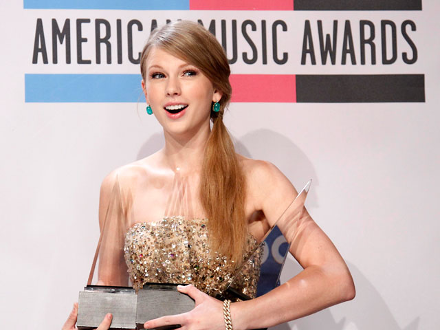 Певица Тейлор Свифт получила одну из главных в мире музыки наград American Мusic Awards в самой престижной номинации "Артист года"