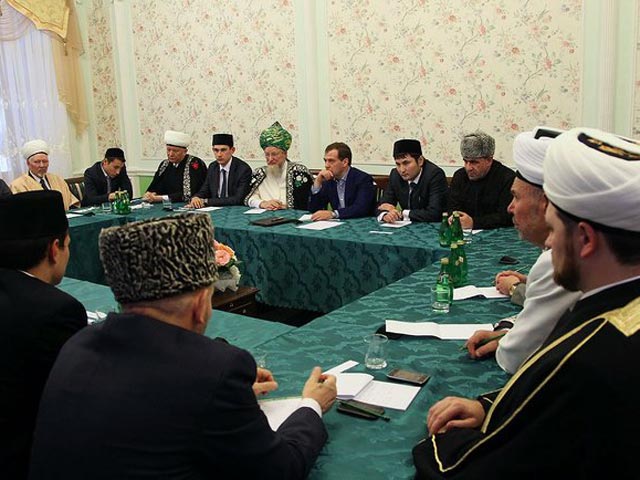 Медведев, единый в трех лицах, встретился с муфтиями и имамами, и они ему объяснили, в чем его порядочность и сила