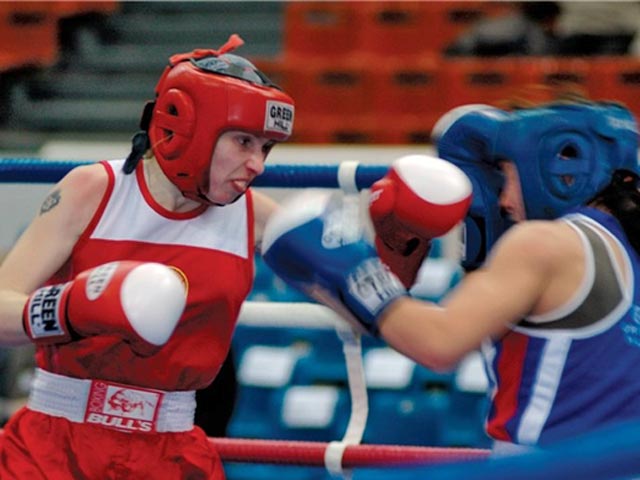 Женский бокс дебютирует в программе Олимпийских игр в 2012 году в Лондоне, где будут разыграны три комплекта наград. В настоящих правилах определенные ограничения по одежде спортсменок не предусмотрены
