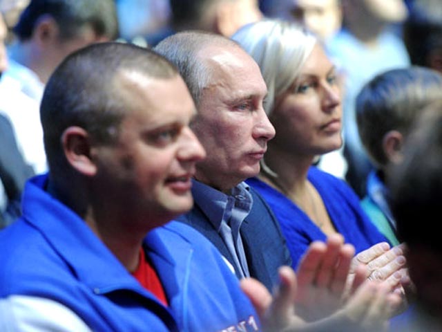 Запад увидел в "Олимпийском" "неслыханное унижение" Путина, а в ЕР услышали крики "ура" в честь премьера