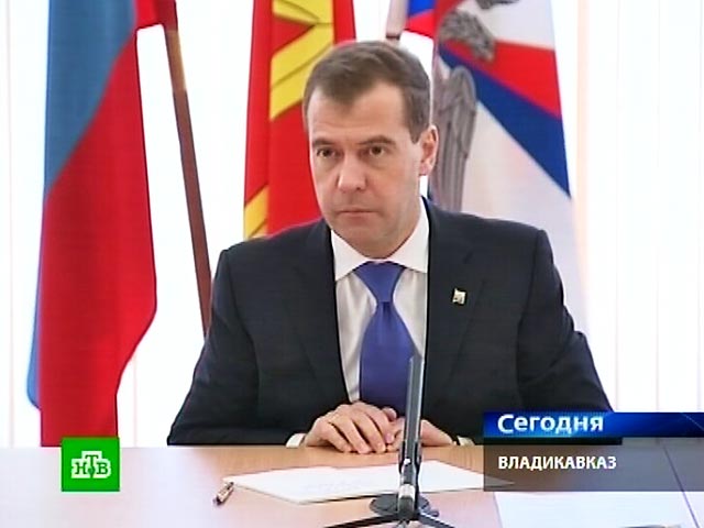 Медведев рассказал, кому и за что грозит "полицейская дубинка" за высказывания в интернете