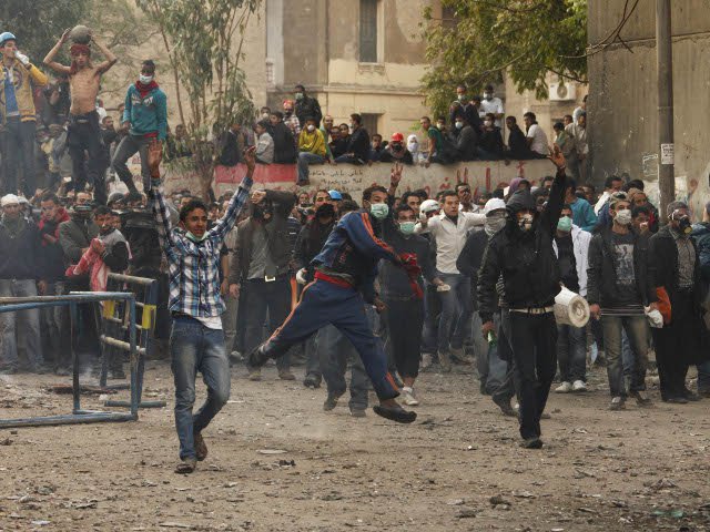Группа молодчиков из числа "тахрирских протестующих" пробралась на крышу Американского университета в египетской столице, расположенного рядом с площадью, и ведет оттуда огонь по полицейским