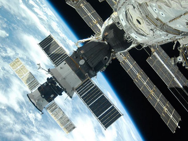 Трое космонавтов, завершившие длительную командировку на МКС, летят к Земле, спускаемый аппарат корабля "Союз" должен приземлиться в казахстанской степи