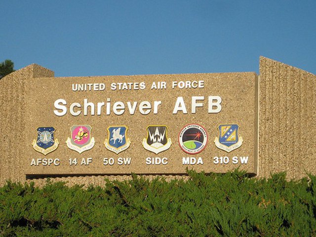 Американский военнослужащий забаррикадировался в одном из зданий на территории базы ВВС Schriever, расположенной в 100 км к югу от города Денвер (штат Колорадо)