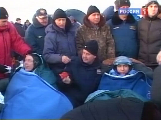 Экипаж "Союза" приземлился в казахстанской степи, привезя с собой мух-дрозофил и человеческие кости 