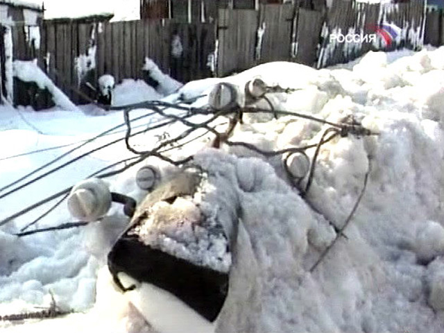 Мощный циклон с мокрым снегом, проходящий по Сахалину, оборвал электрические провода в нескольких районах, без света осталось множество населенных пунктов