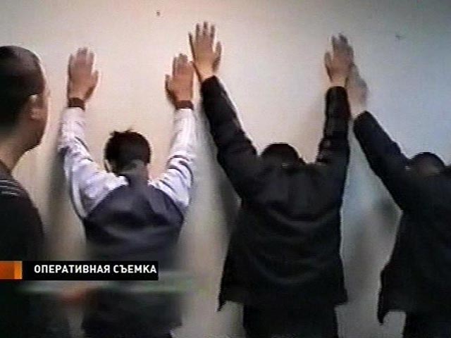 В Петербурге трое мужчин изнасиловали на детской площадке шестиклассницу и выложили жуткие кадры в интернет