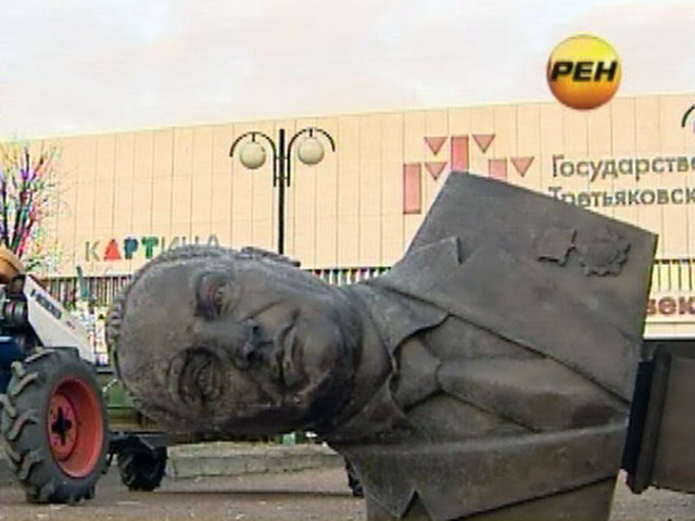 Директор парка искусств "Музеон" Елена Тюняева заявила, что демонтированные накануне скульптуры директоров частных компаний поступили в парк на благотворительных началах