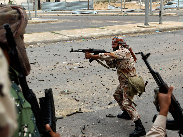 В ливийском городе Бени-Валид произошли боевые столкновения между сторонниками свергнутого и убитого лидера страны Муаммара Каддафи и силами Переходного национального совета (ПНС)