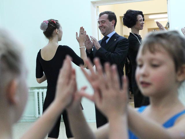 Медведев приехал в Карелию работать, а его заставили танцевать "Ладушки"-касарейку 