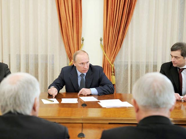 На встрече Путин подвел итоги работы нынешнего парламента и высказал уверенность, что доминирование партии власти в Госдуме является важнейшим условием обеспечения стабильности и преодоления экономического кризиса
