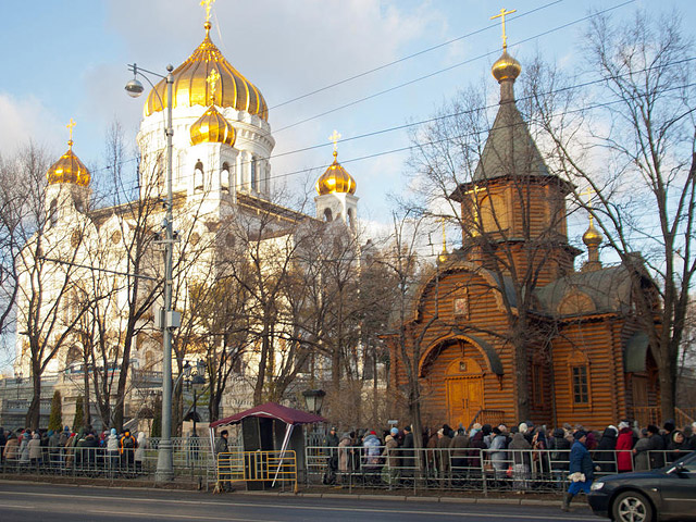 О том, что для доступа без очереди к православной святыне существует VIP-приглашение, стало известно накануне