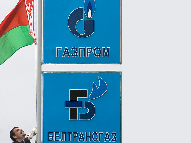 Стороны также договорились, что "Газпром" приобретет в собственность все 100% "Белтрансгаза", который являлся основным газовым оператором республики