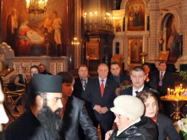 Председатель ЦК КПРФ Геннадий Зюганов посетил храм Христа Спасителя и приложился к святыне Православного мира - Поясу Богородицы