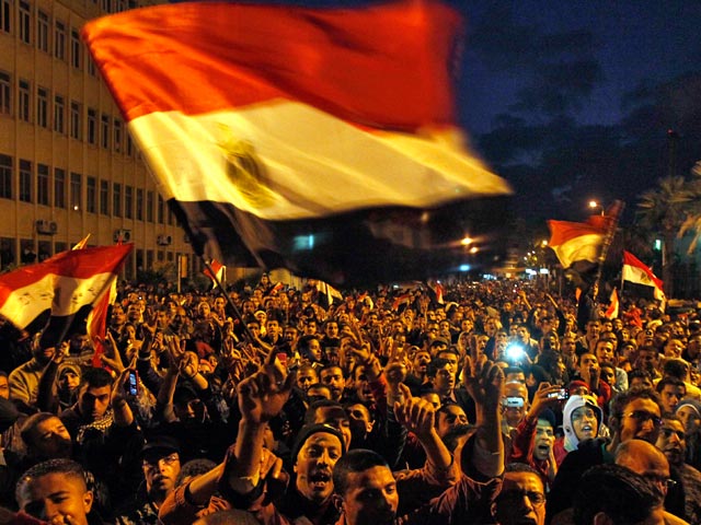 Египет пытается найти выход из правительственного кризиса и разобраться с массовыми беспорядками на центральной площади Каира в то время как "кандидат" от недовольных заявляет о готовности возглавить кабинет в пику официальному премьеру