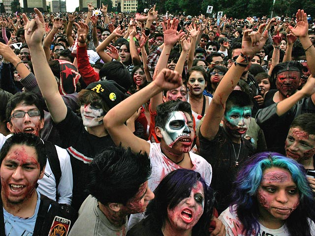 Самый представительный по числу участников парад зомби прошел в субботу в столице Мексики: на улицы города вышли 9600 загримированных под живых мертвецов человек