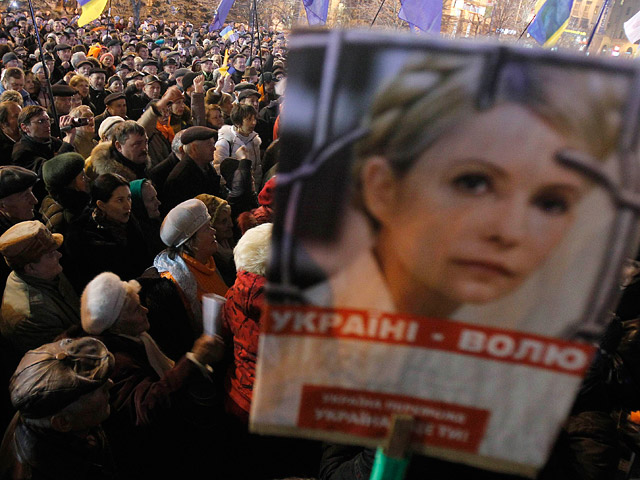 У здания Лукьяновского СИЗО около 3 тысяч сторонников Юлии Тимошенко отмечают ее 51-й день рождения митингом и концертом
