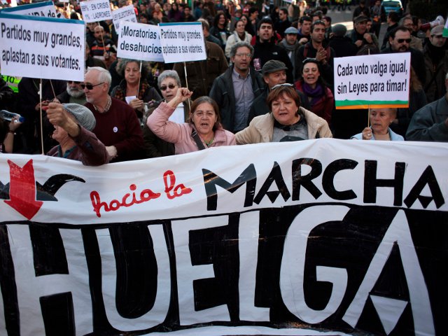 Несколько сотен человек вышли по призыву "движения возмущенных" на улицы Мадрида, чтобы заявить свой протест против сокращения ассигнований на социальные нужды