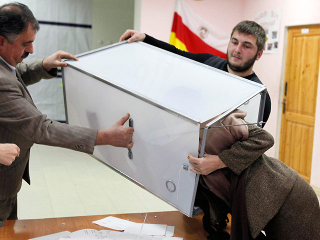 Противоречивая информация приходит из Южной Осетии, где в минувшее воскресенье состоялся второй тур президентских выборов