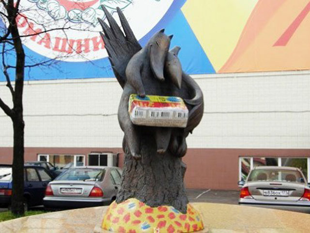 Памятник сырку "Дружба" напротив проходной завода "Карат" в Москве