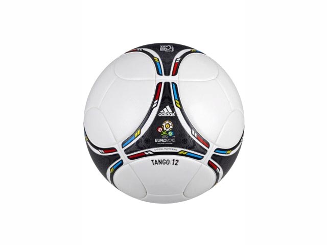"Танго 12" - именно так будет называться мяч Евро-2012. Он изготовлен с учетом всех современных требований и пожеланий спортсменов. Сейчас его тестируют немецкая "Бавария" и итальянский "Милан"