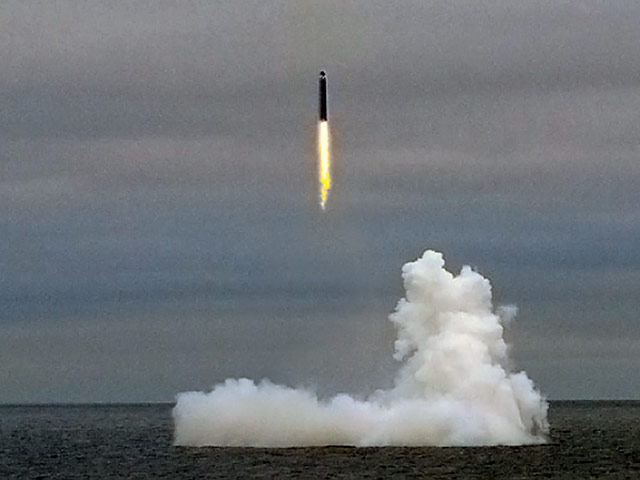 Заключительный в испытательной серии залповый пуск новейшей межконтинентальной баллистической ракеты "Булава", ранее запланированный на декабрь этого года, перенесен на лето 2012 года