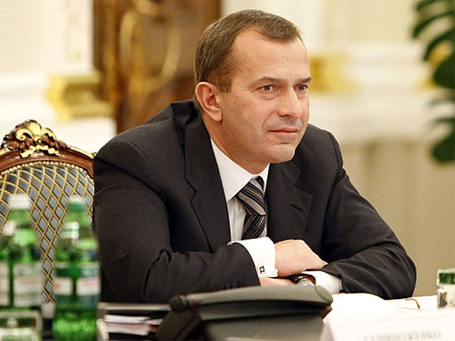 Президент Украины Виктор Янукович может отправить правительство Николая Азарова в отставку, а пост премьера может занять нынешний первый вице-премьер Андрей Клюев
