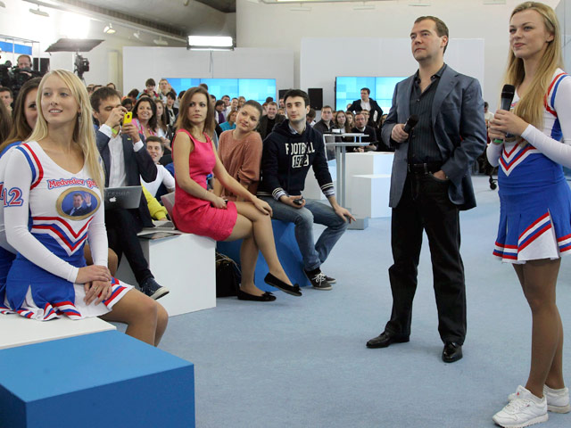 Активистки движения Medvedev Girls на встрече президента Дмитрия Медведева с блоггерами, Москва, 9 ноября 2011 года