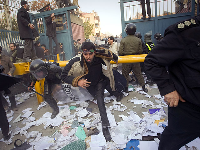 Демонстранты ворвались в посольство Великобритании в Иране, выкидывают из окон документы и жгут британские флаги, протестуя против новых санкций Лондона в отношении Тегерана